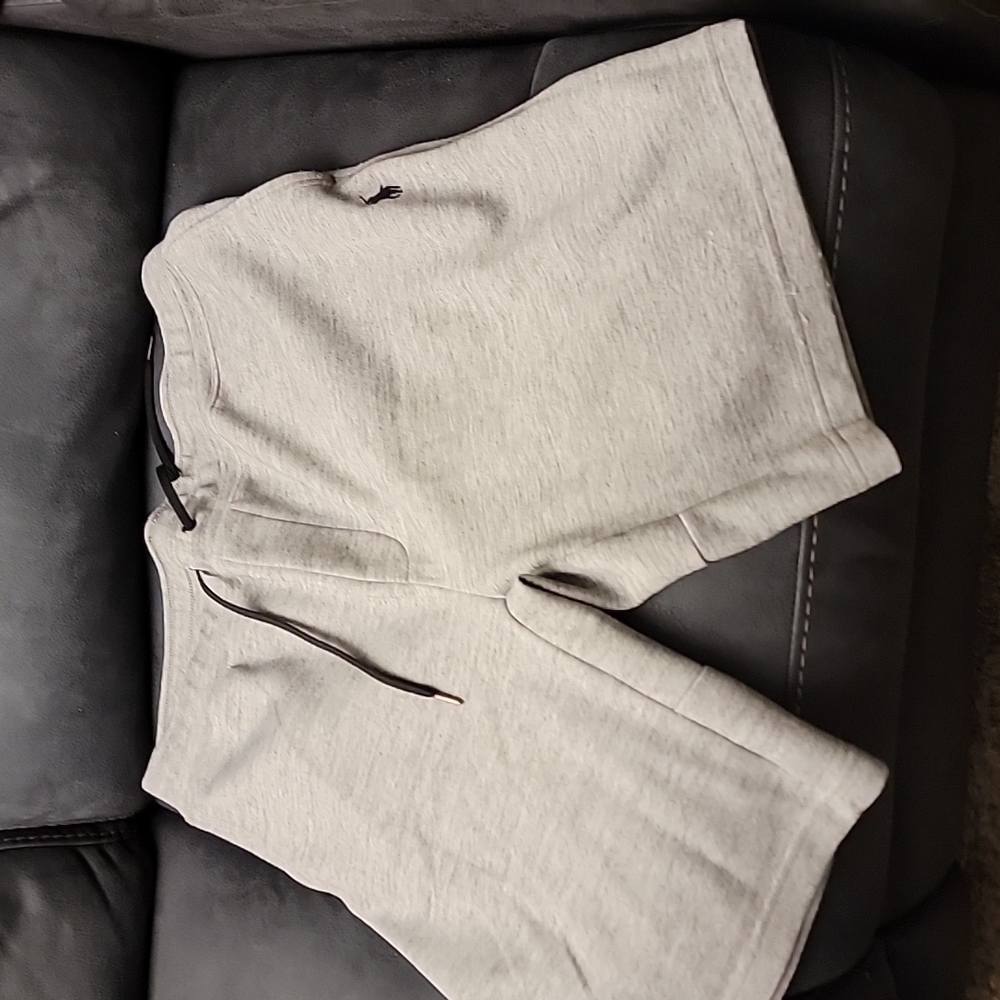 XL Gray Ralph Lauren shorts. 42% cotton and 58% polyester. Great condition.